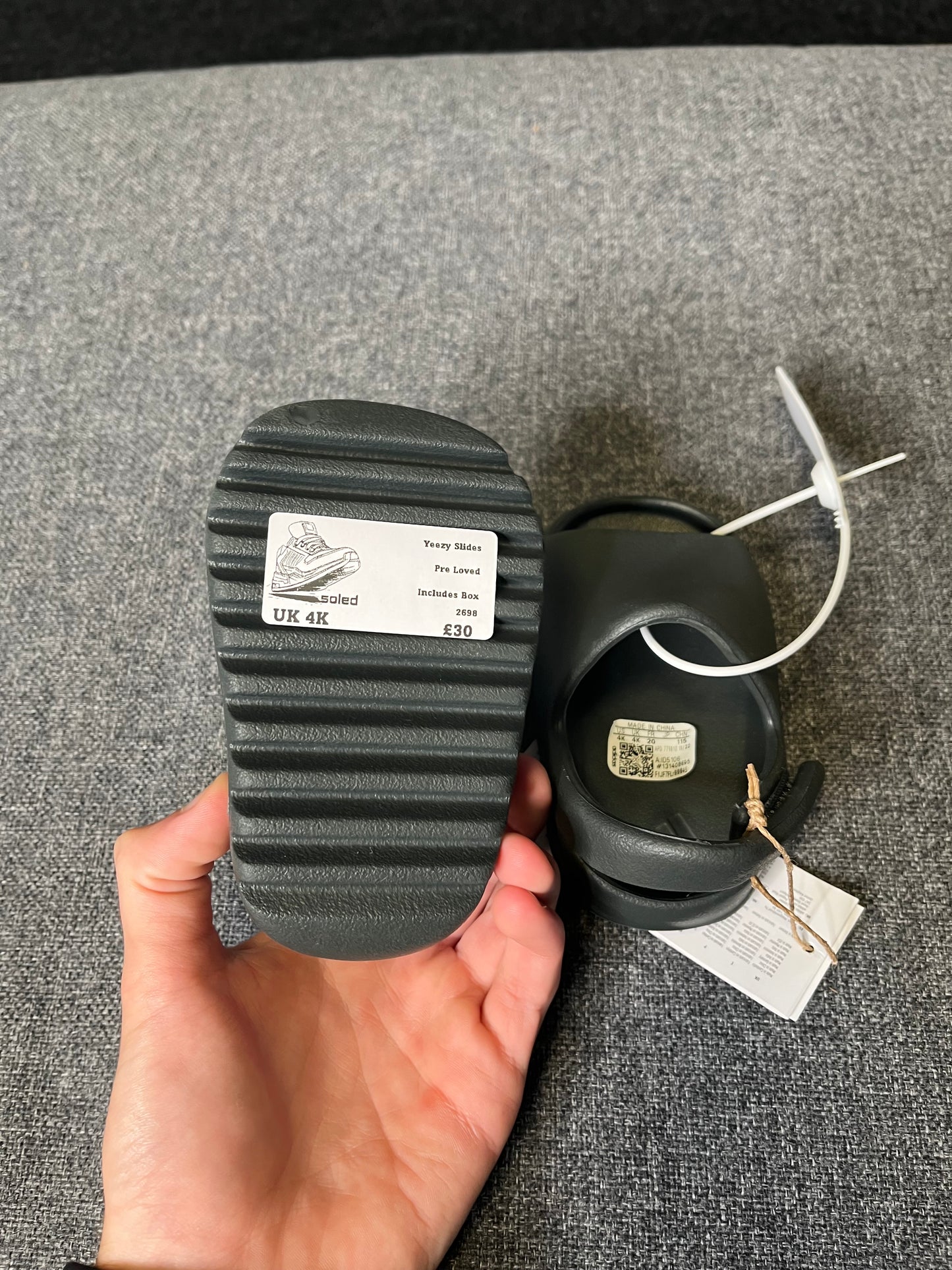 Yeezy Slides UK 4K 2698