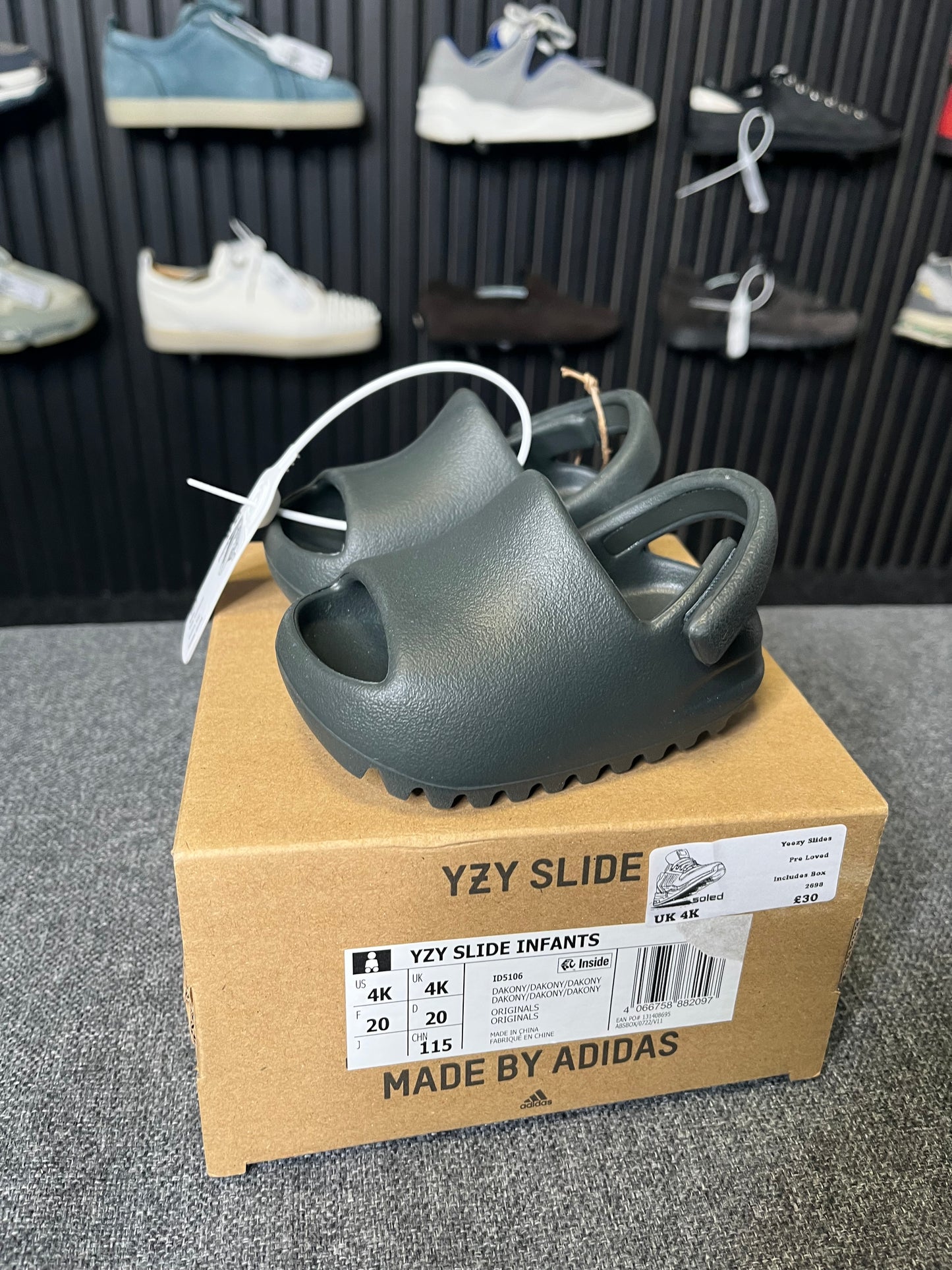 Yeezy Slides UK 4K 2698