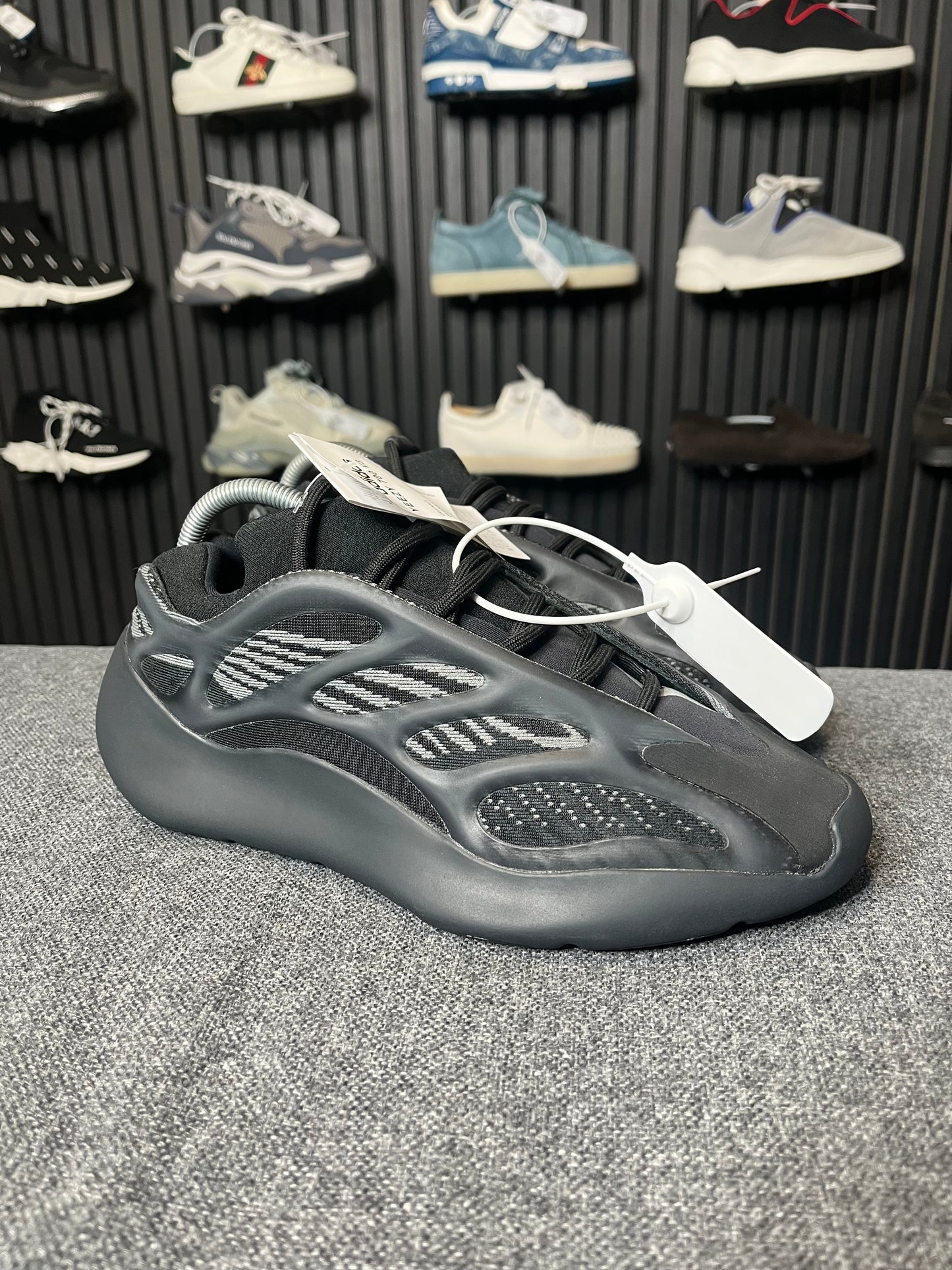 Yeezy 700 Dark Glow UK 8 2684