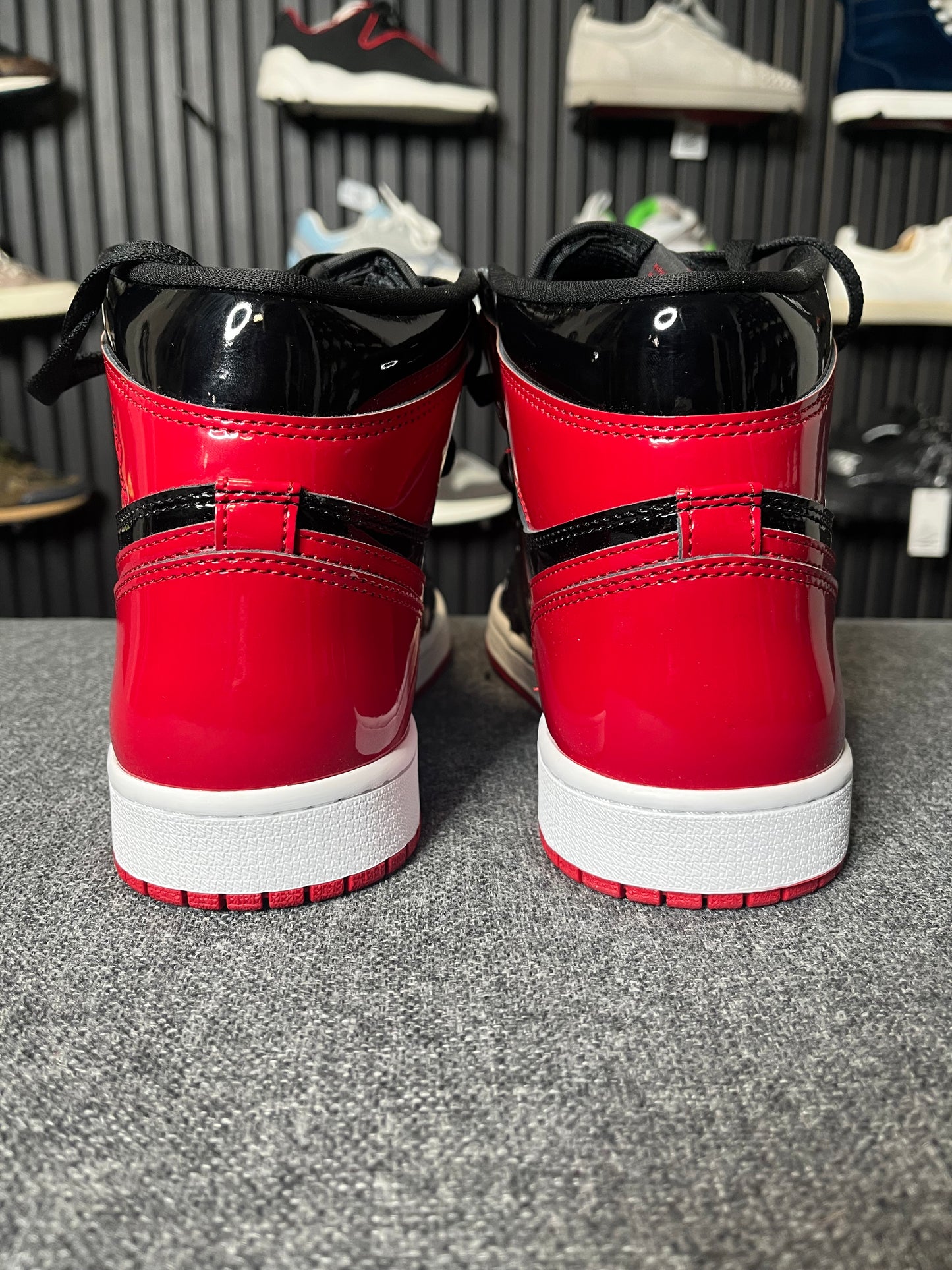 Air Jordan Retro 1 High OG Size 8 3384