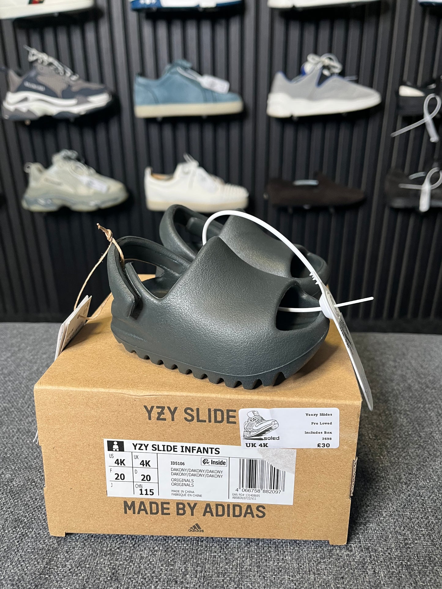 Yeezy Slides UK 4K 2698