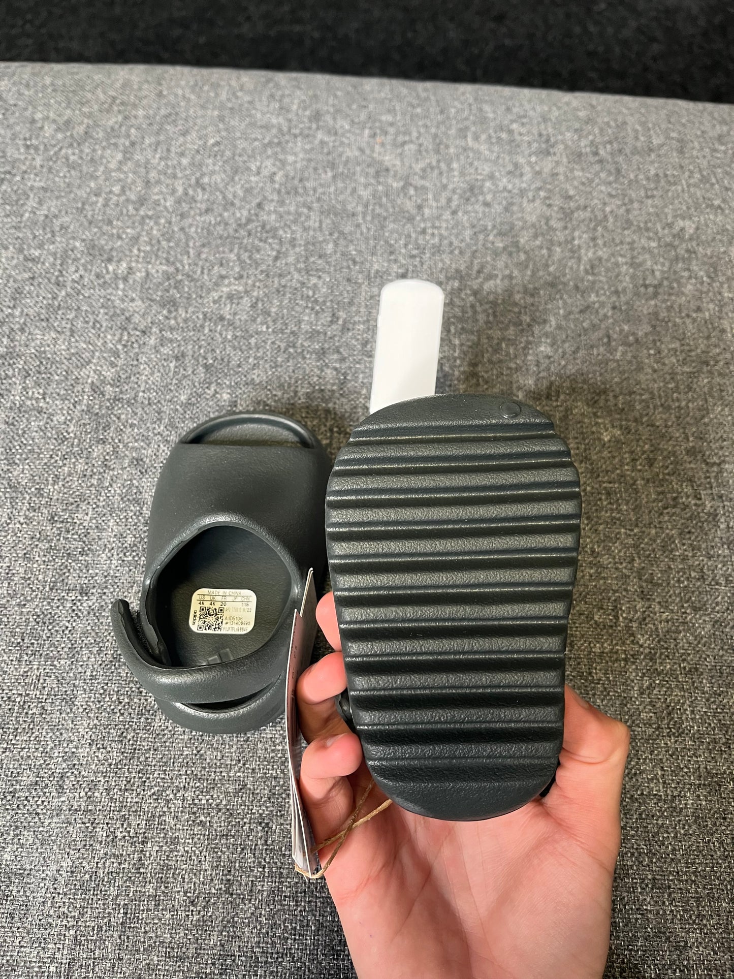 Yeezy Slides UK 4K 2698