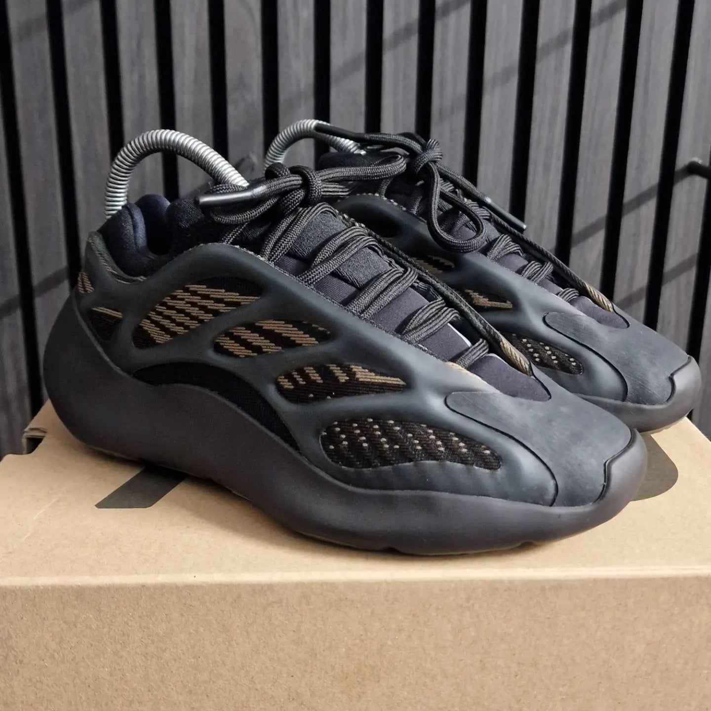 Brown yeezy 700 shop