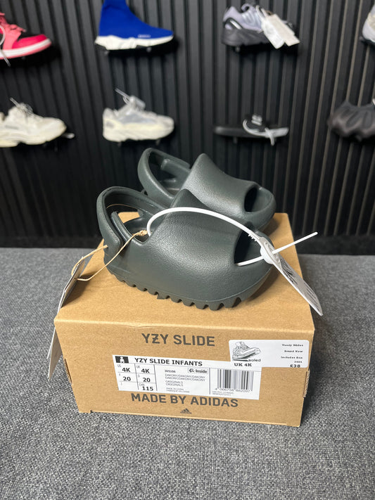 Yeezy Sliders UK 4K 2484