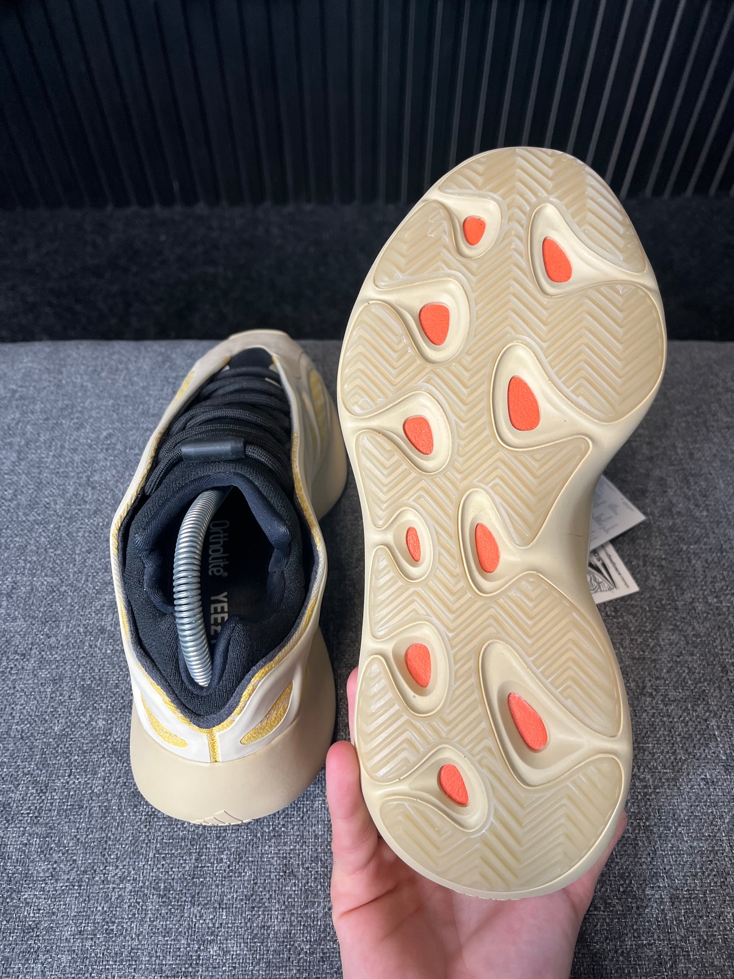 Yeezy 700 Safflower UK 8 3024