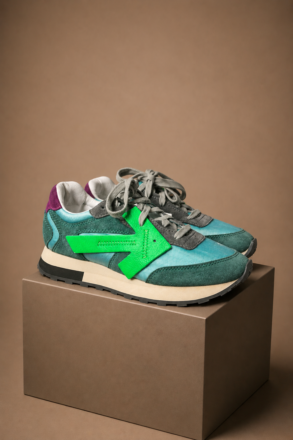 OFF White Floating Arrow UK 4 3436