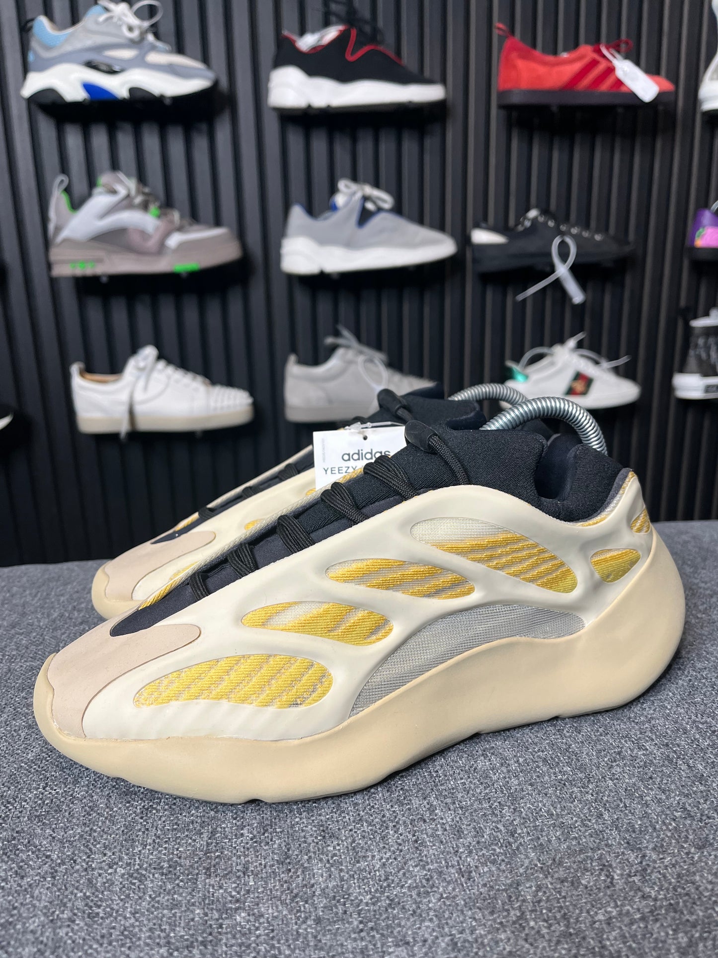 Yeezy 700 Safflower UK 8 3024