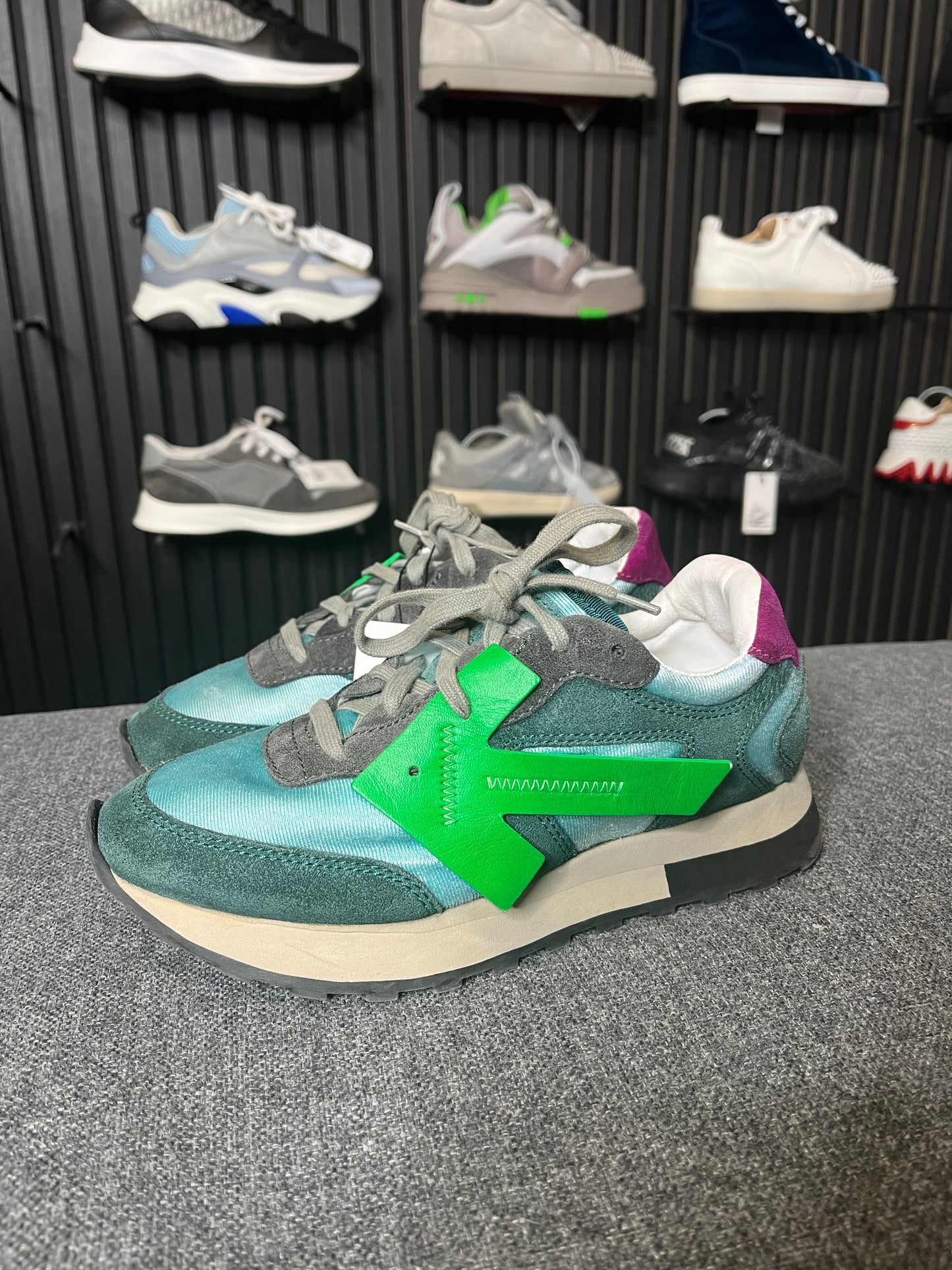 OFF White Floating Arrow UK 4 3436
