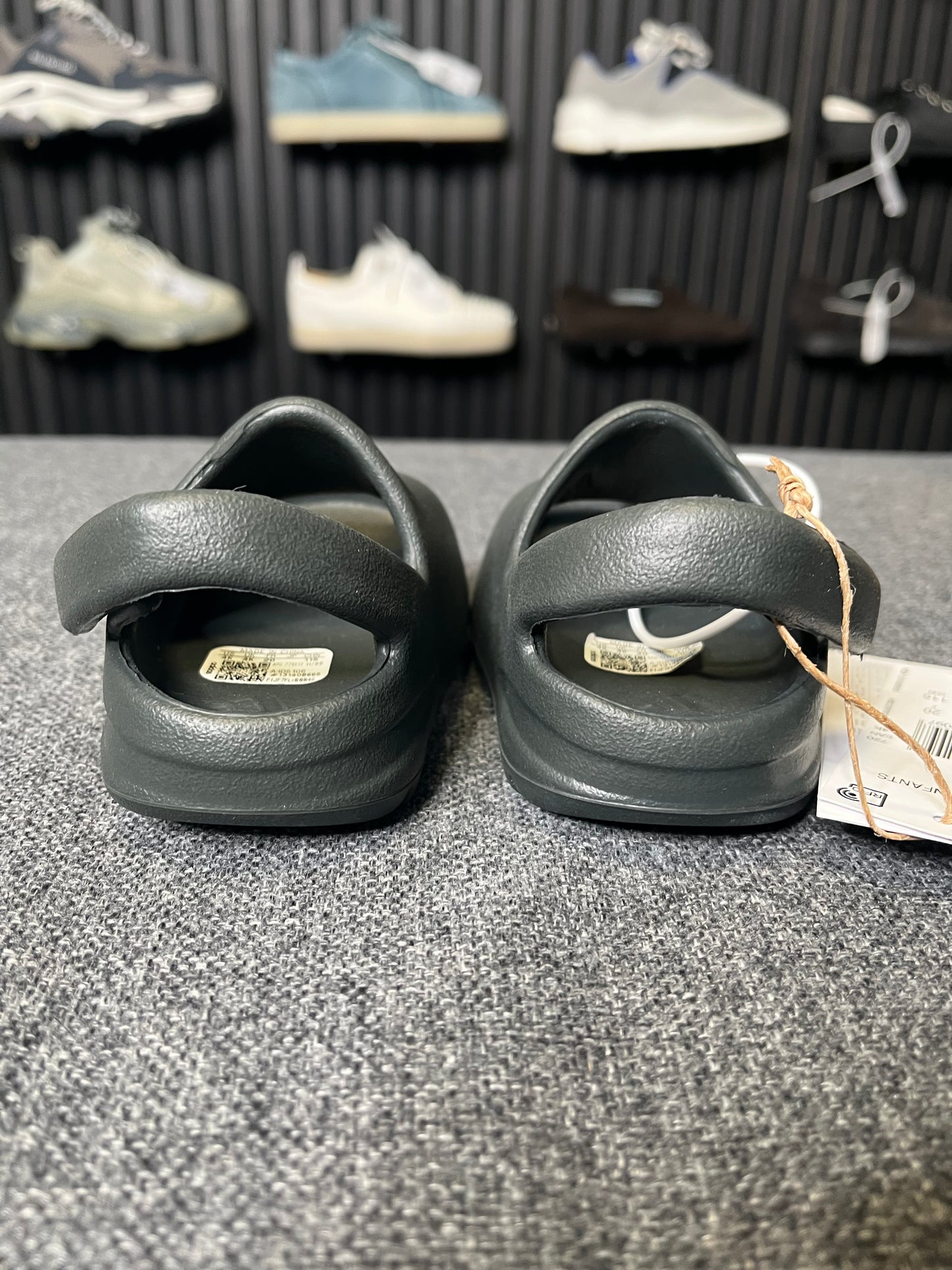 Yeezy Slides UK 4K 2698