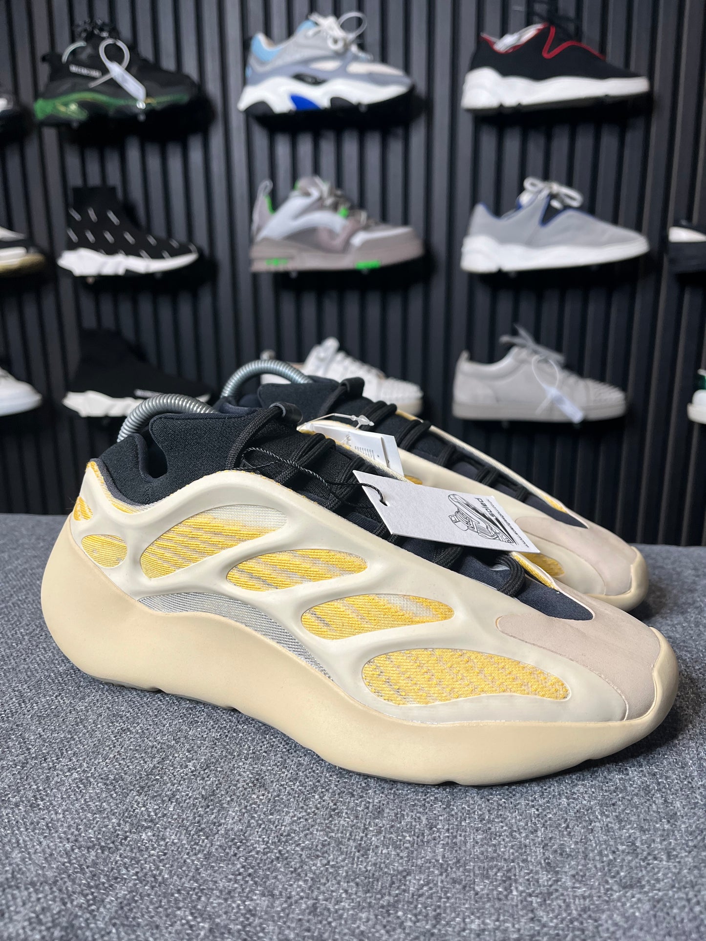Yeezy 700 Safflower UK 8 3024