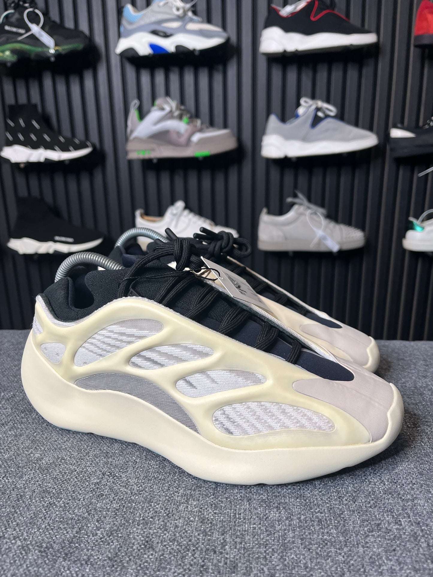 Yeezy 700 Azael UK 8 3025