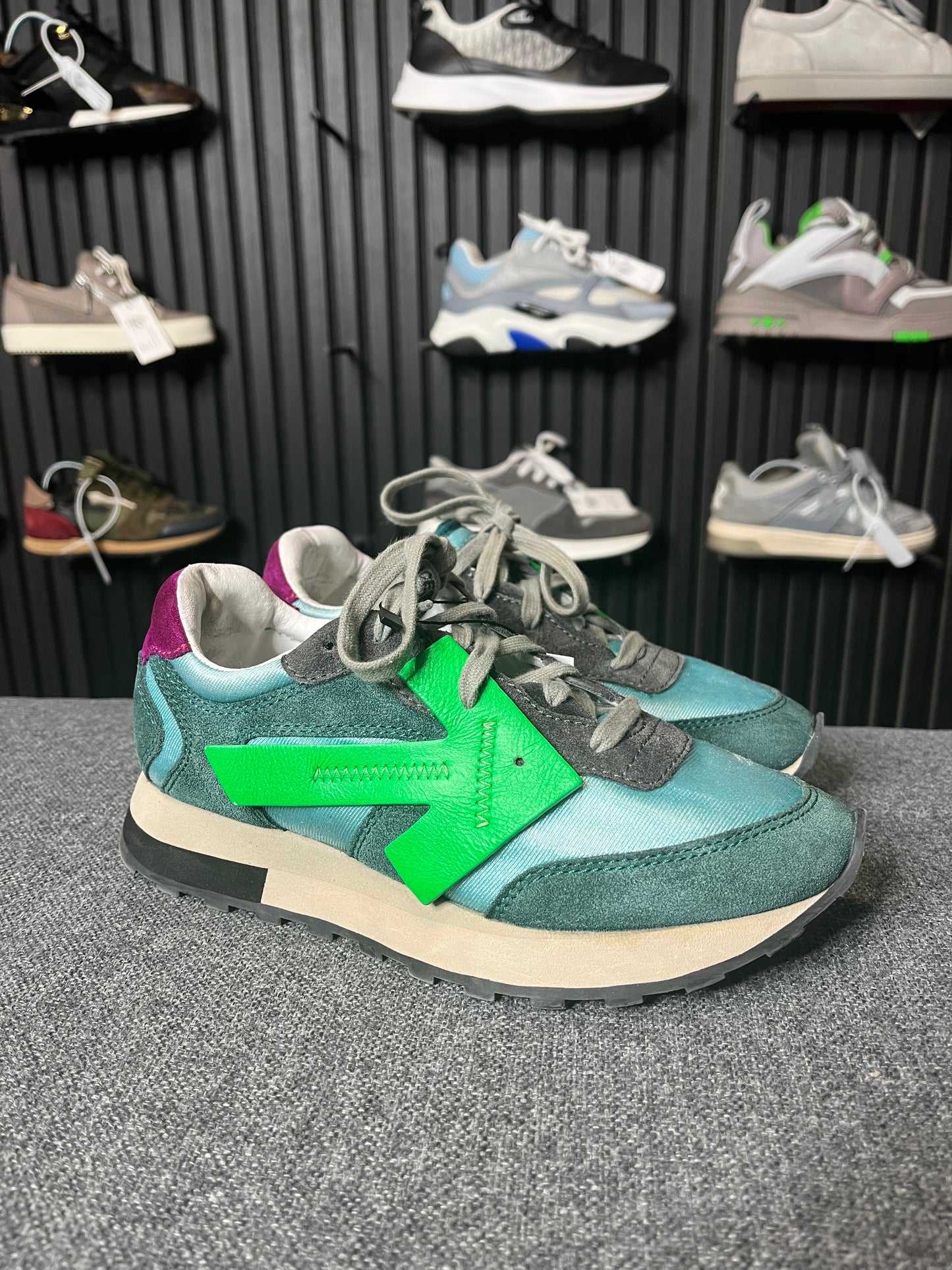 OFF White Floating Arrow UK 4 3436