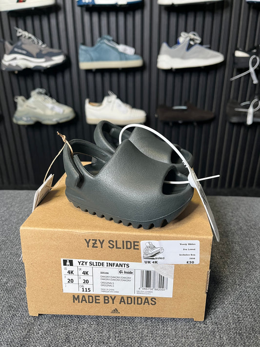 Yeezy Slides UK 4K 2698