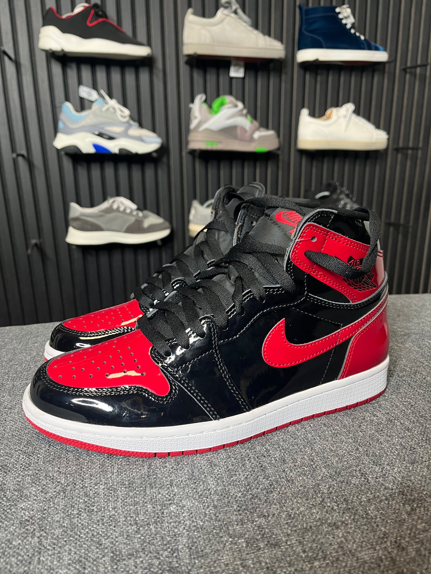 Air Jordan Retro 1 High OG Size 8 3384