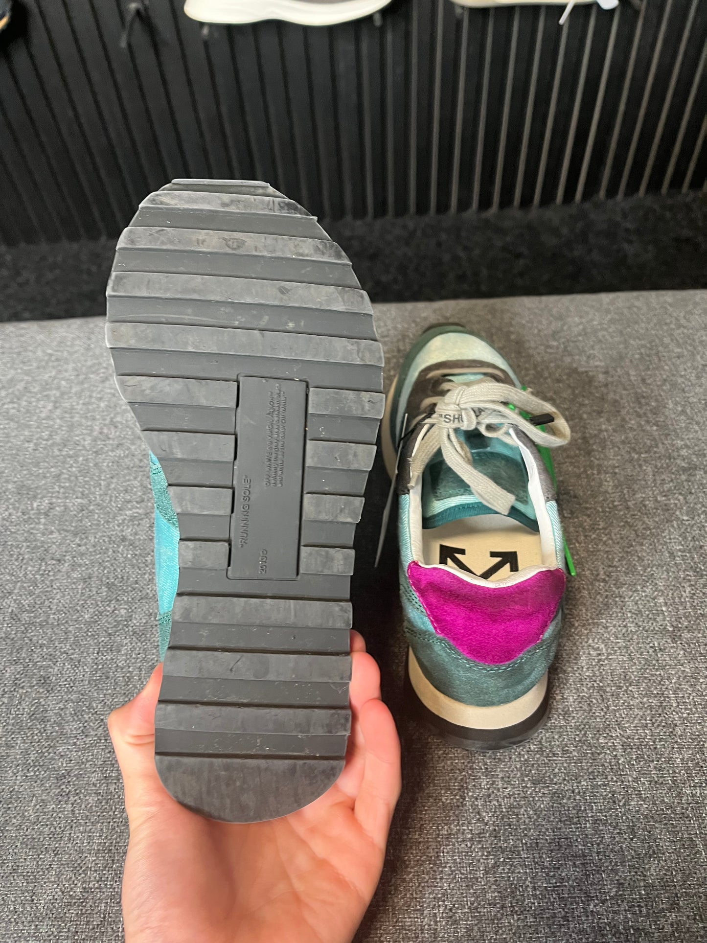 OFF White Floating Arrow UK 4 3436