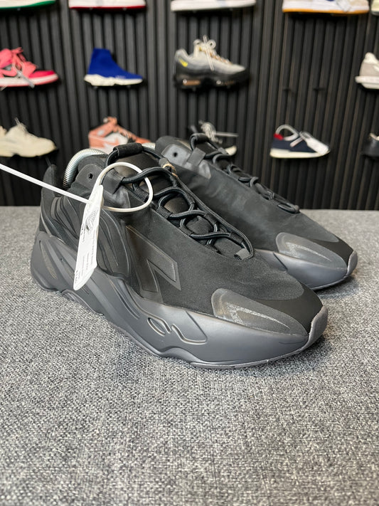 Yeezy Boost 700 MNVN Black UK9 2588